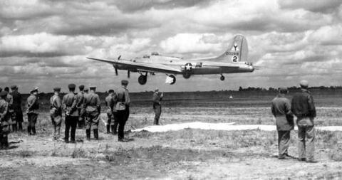 World War II photograph of B17 airplane